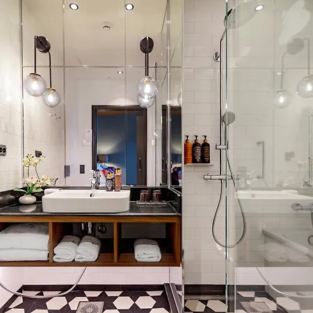 U14, Autograph Collection