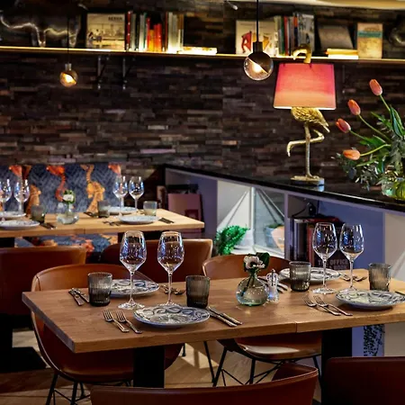 U14, Autograph Collection