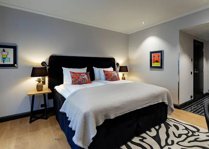 U14, Autograph Collection