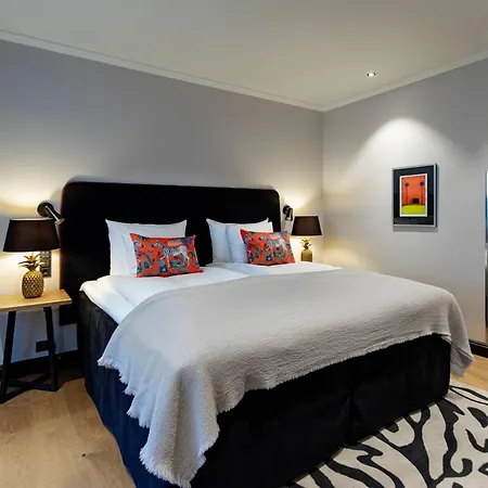 U14, Autograph Collection